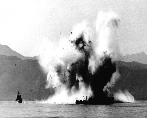 Quân đội Triều Tiên ném quả mìn  YMS-516 xuống khu vực cảng Wonsan hôm 18 tháng 10 năm 1950