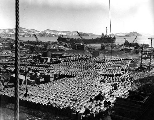 Hàng trăm thùng đựng nhiên liệu đang nằm chờ tại cảng Hungnam hôm 14 tháng 12 năm 1950