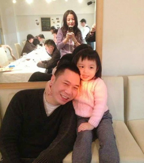 Hai bố con Huỳnh Tân mừng sinh nhật Triệu Vy - 1