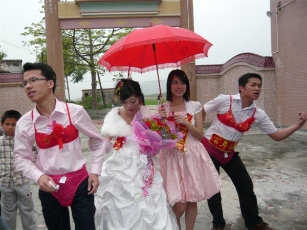 Choáng với những trò đùa quá lố trong đám cưới Trung Quốc 1
