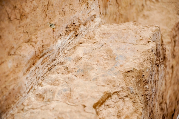 Vết chân người đầm đất được phát lộ tại lớp thành thời Lý của thành Đại La