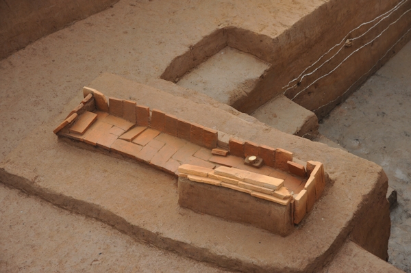 Đáng chú ý trong khu vực khai quật xuất lộ 04 mộ táng tại các lớp đất đắp thành. Trong đó tại lớp 4, xuất lộ 3 mộ (2 mộ gạch và 1 mộ đất), có niên đại khoảng thế kỷ IX-X.