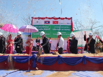 Lễ động thổ xây dựng sân bay quốc tế Attapeu tại Lào, ngày 11-2-2012. Công trình cũng do Hoàng Anh Gia Lai bỏ vốn đầu tư