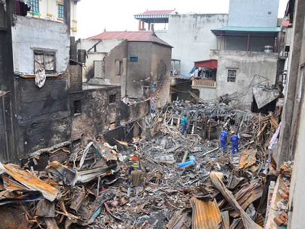 ụ cháy rất may không có tai nạn về người, nhưng theo thống kê thiệt hại của UBND phường Tứ Liên, có khoảng 13 ngôi nhà bị ảnh hưởng, ước tính tài sản lên đến hơn 3 tỉ đồng