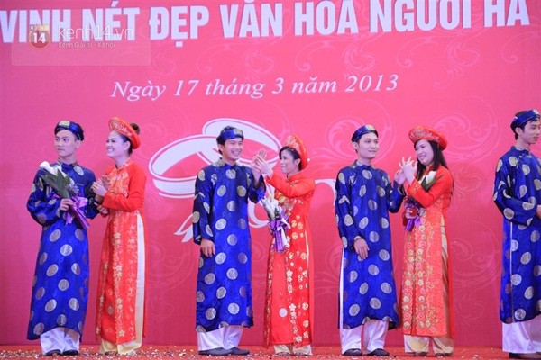 Cận cảnh đám cưới tập thể diễn ra tại trường học ở Hà Nội 9