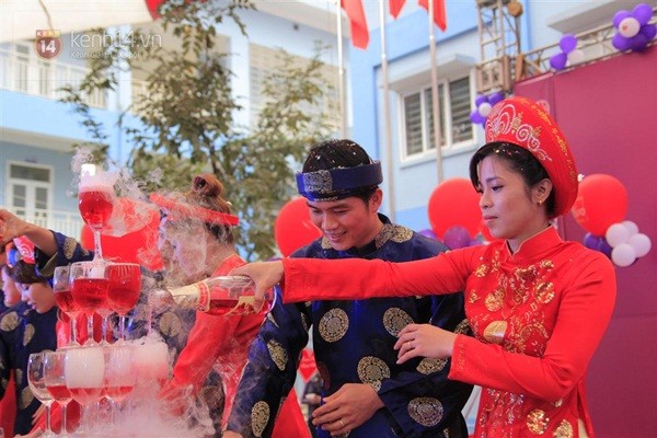 Cận cảnh đám cưới tập thể diễn ra tại trường học ở Hà Nội 10