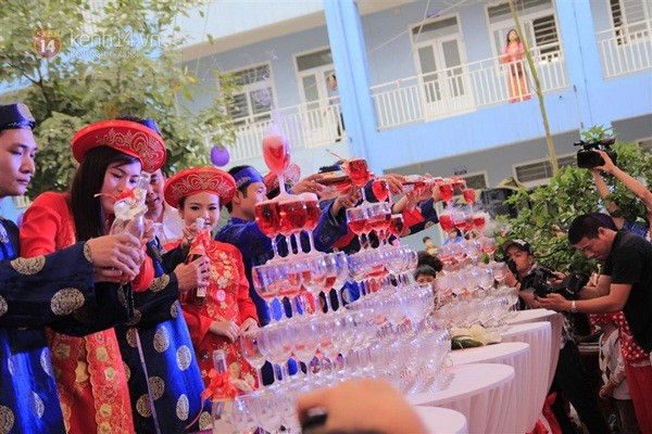 Cận cảnh đám cưới tập thể diễn ra tại trường học ở Hà Nội 11