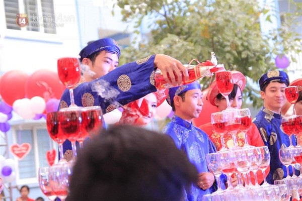 Cận cảnh đám cưới tập thể diễn ra tại trường học ở Hà Nội 12