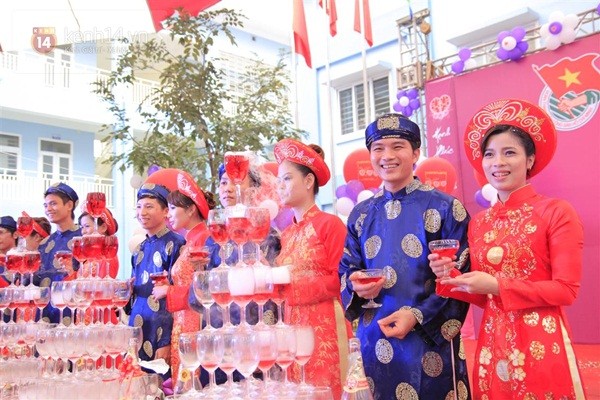 Cận cảnh đám cưới tập thể diễn ra tại trường học ở Hà Nội 13