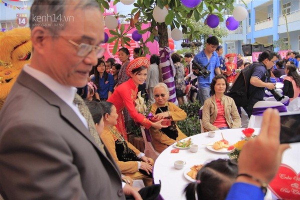 Cận cảnh đám cưới tập thể diễn ra tại trường học ở Hà Nội 25