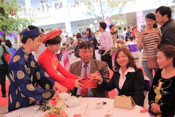 Cận cảnh đám cưới tập thể diễn ra tại trường học ở Hà Nội 27