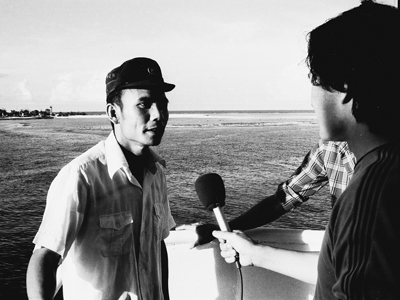 Nhà báo Trần Bình Minh (Đài THVN) phỏng vấn đại uý Thái Văn Khôi,
            Đảo trưởng đảo Sinh Tồn