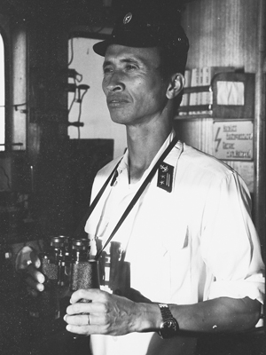 Trung tá Lưu Đình Hùng, nhiều đêm thức trắng nhìn sao trời
            hoa tiêu cho tàu đến vị trí cứu hộ