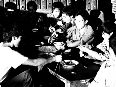Bữa cơm đạm bạc của chiến sĩ đảo Sinh Tồn
