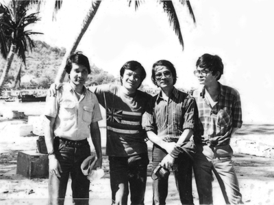 Nhà báo Đình Trân (bên trái) và các đồng nghiệp của Đài THVN: Nguyễn Vinh, Lê Trang Liêm, Trần Bình Minh trên đảo Sinh Tồn tháng 3-1988