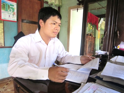 Vượt qua lầm lỡ, Nguyễn Lương Ngoạn trở thành Khu phố trưởng khi mới 25 tuổi, được người dân tin yêu.
            ảnh: Thanh Trần