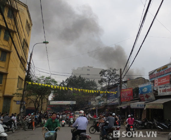 Đám cháy lớn khiến nhiều người dân gần đây hoảng loạn.