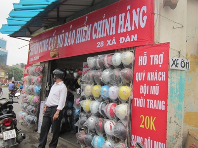 Cửa hàng đổi MBH hỗ trợ 20 nghìn đồng trên đường Xã Đàn. Ảnh Nguyễn Thảo