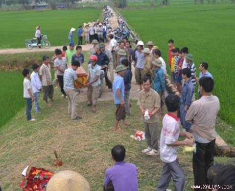 Người thân đưa thi thể 2 em học sinh về mai táng. Ảnh:KT