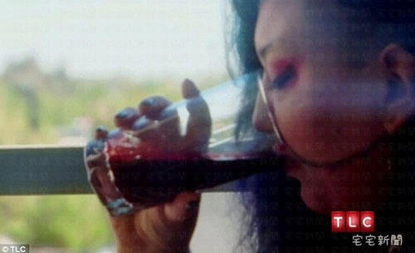 Nữ thợ xăm hình uống… máu tươi thay nước 4