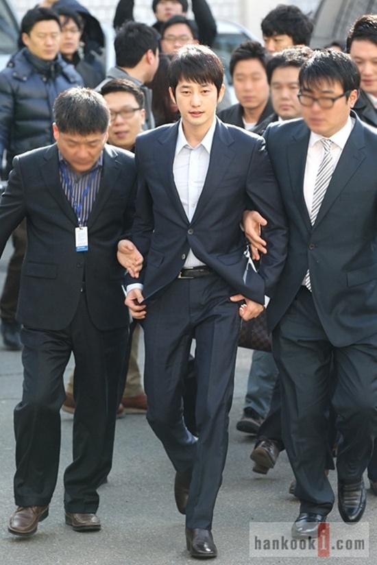 Park Shi Hoo sụt 10kg vì scandal 1