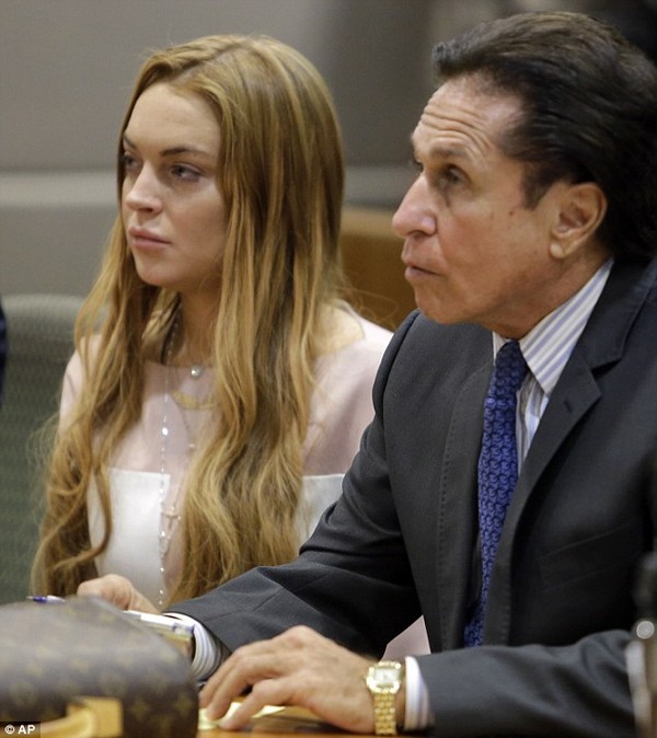 Lindsay Lohan khoe ảnh tự sướng vì không phải ngồi tù