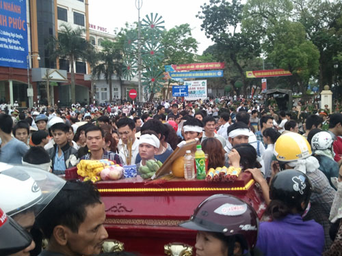 Người nhà của nạn nhân Nguyễn Tuấn Anh và người dân mang quan tài diễu ở Vĩnh Phúc vào ngày 17/3 vừa qua.