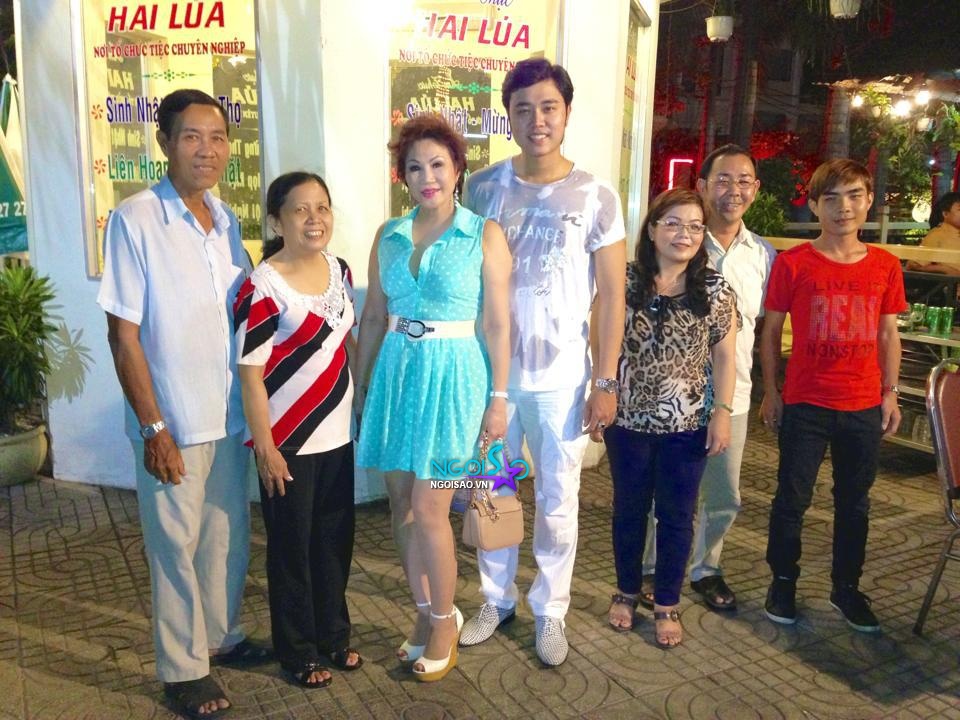 'Bồ già tỷ phú' mặc sexy chụp hình cùng gia đình Vũ Hoàng Việt
