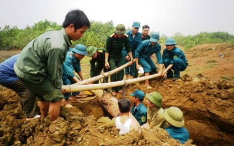 Thanh Hóa: Phát hiện 74 quả bom, mìn trong vườn nhà dân