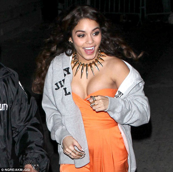 Vanessa Hudgens diện váy gợi cảm quên tháo mác