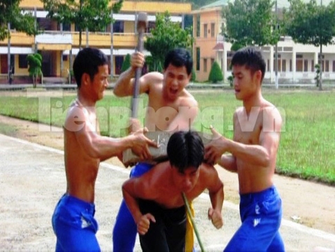 
	Trung úy Nguyễn Văn Duẩn vận khí tập trung vào yết hầu uống cong gậy tre đồng thời công phá tấm bê tông nặng 40kg trên lưng.