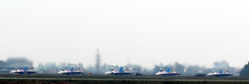 
	Các máy bay Su-27/30 của đội bay Hiệp sĩ Nga trên sân bay Nội Bài.