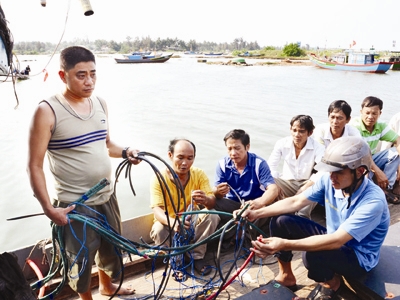 Ngư dân trên tàu ông Trung trình bày việc bị phía Trung Quốc phá tài sản và cướp cá.
            Ảnh: Thanh Trung 