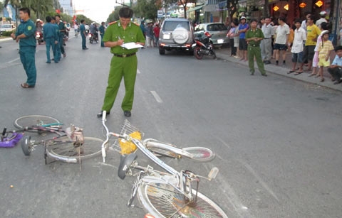 Vừa rời quán nhậu, ô tô gây tai nạn liên hoàn