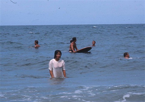 
	Một hình thức hưởng lạc “tao nhã” hơn của lính Mỹ là tắm biển với gái gọi. Hình ảnh này do cựu quân nhân Mỹ Jeff Dahlstrom thực hiện ở Vũng Tàu năm 1970.