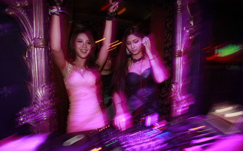 
	Hai DJ Dandan và Sweet đảm nhận phần âm nhạc. Hầu hết các cô gái tại các câu lạc bộ đêm ở Trung Quốc đều phải có ngoại hình đẹp, độ tuổi ngoài 20.