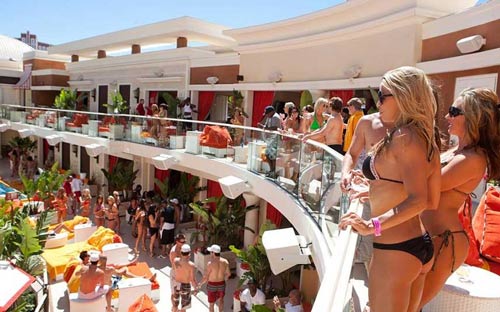 
	Với sự xuất hiện của các vị khách nổi tiếng đến bể bơi ở câu lạc bộ Upmarket Encore Beach, nơi đây được xếp hạng thứ 2 tại Las Vegas.