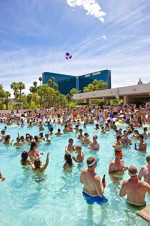 
	Bể bơi Wet Repulic rộng gần 5.000 m2 và là nơi nhiều ngôi sao nổi tiếngbthế giới như Lindsay Lohan ghé thăm. Năm ngoái bể bơi này đón Hoàng tử Anh Harry.