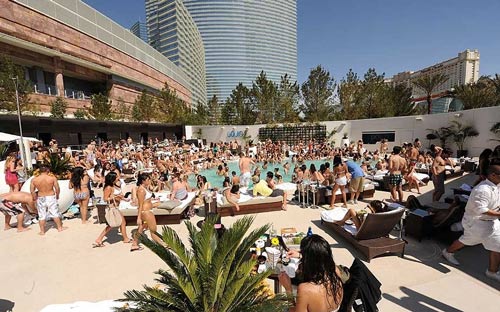 
	Bể bơi Liquid tại khách sạn Aria là một trong những nơi tổ chức tiệc tùng lý tưởng nhất ở Las Vegas với phong cảnh đẹp, hồ rộng và tiện nghi.