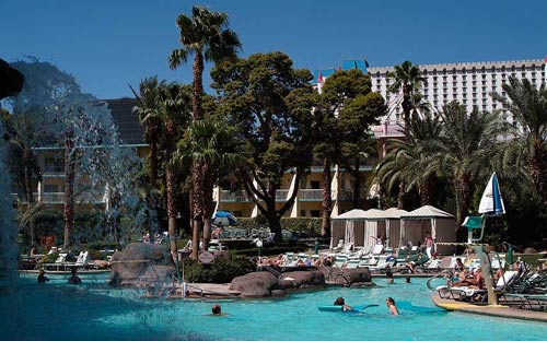 
	Mặc dù mới đi vào hoạt động năm ngoái nhưng bể bơi Bagatelle thuộc khách sạn Tropicana Las Vegas nổi tiếng vì tắm tiên và là điểm dừng chân của các khách hạng sang.