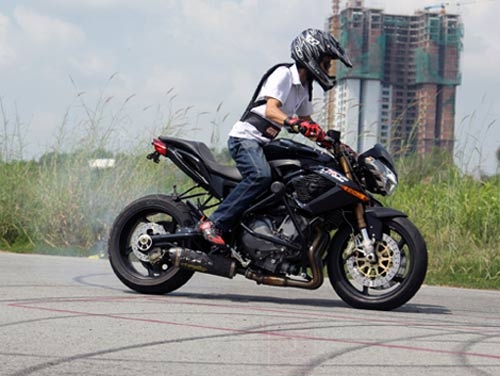  Xế độ Benelli TNT 899 ở Sài Gòn. Mẫu mô tô phân khối lớn dòng naked bike của hãng xe Italy được một người chơi xe chuyên nghiệp tại Sài Gòn độ lại cho phù hợp với mục đích biểu diễn