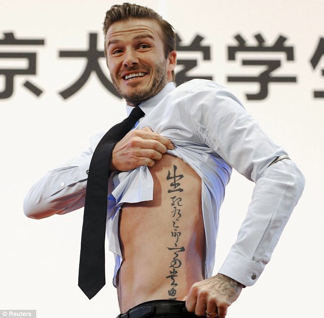 Beckham cởi áo khoe hình xăm độc tại Trung Quốc