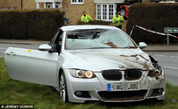 
	Chiếc BMW bị đâm nát.