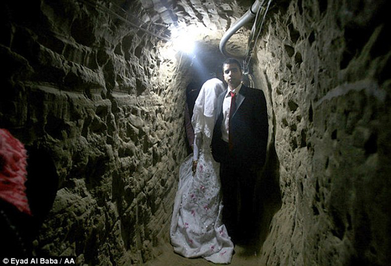 Rước dâu 'chui' trong đường hầm buôn lậu xuyên biên giới