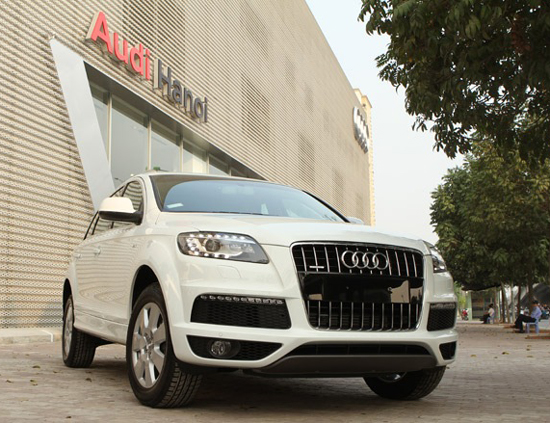 
	Mẫu xe đa dụng thể thao (SUV) Audi Q7 phiên bản 2013 đầu tiên đã chính
	thức xuất hiện tại Việt Nam, với một vài thay đổi mà nổi bật trong đó
	nằm ở khối động cơ