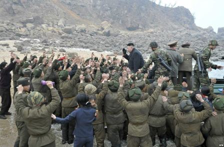 Hai lính cảnh vệ của ông Kim Jong Un đeo súng AK kiểu mới
