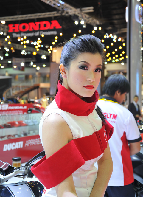 Bangkok ngất ngây với người đẹp triển lãm ô tô