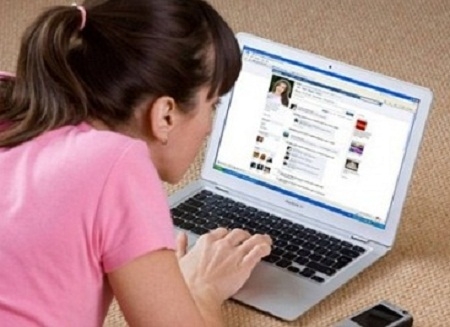 Lạ lùng chuyện bố mẹ lên facebook cứu con