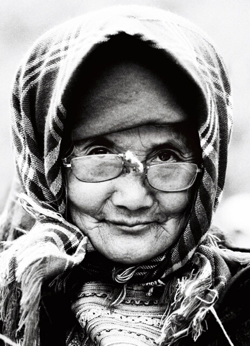 Những tấm ảnh đen trắng giàu cảm xúc về làng quê Việt Nam