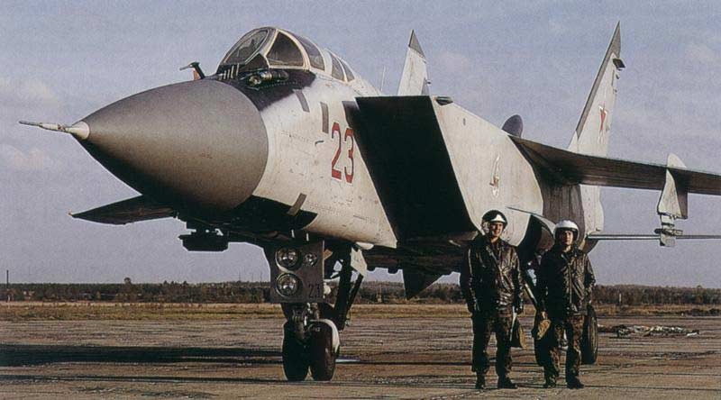 Kíp lái của một chiếc Mig-31B sau giờ bay huấn luyện chiến đấu (www.testpilot.ru)